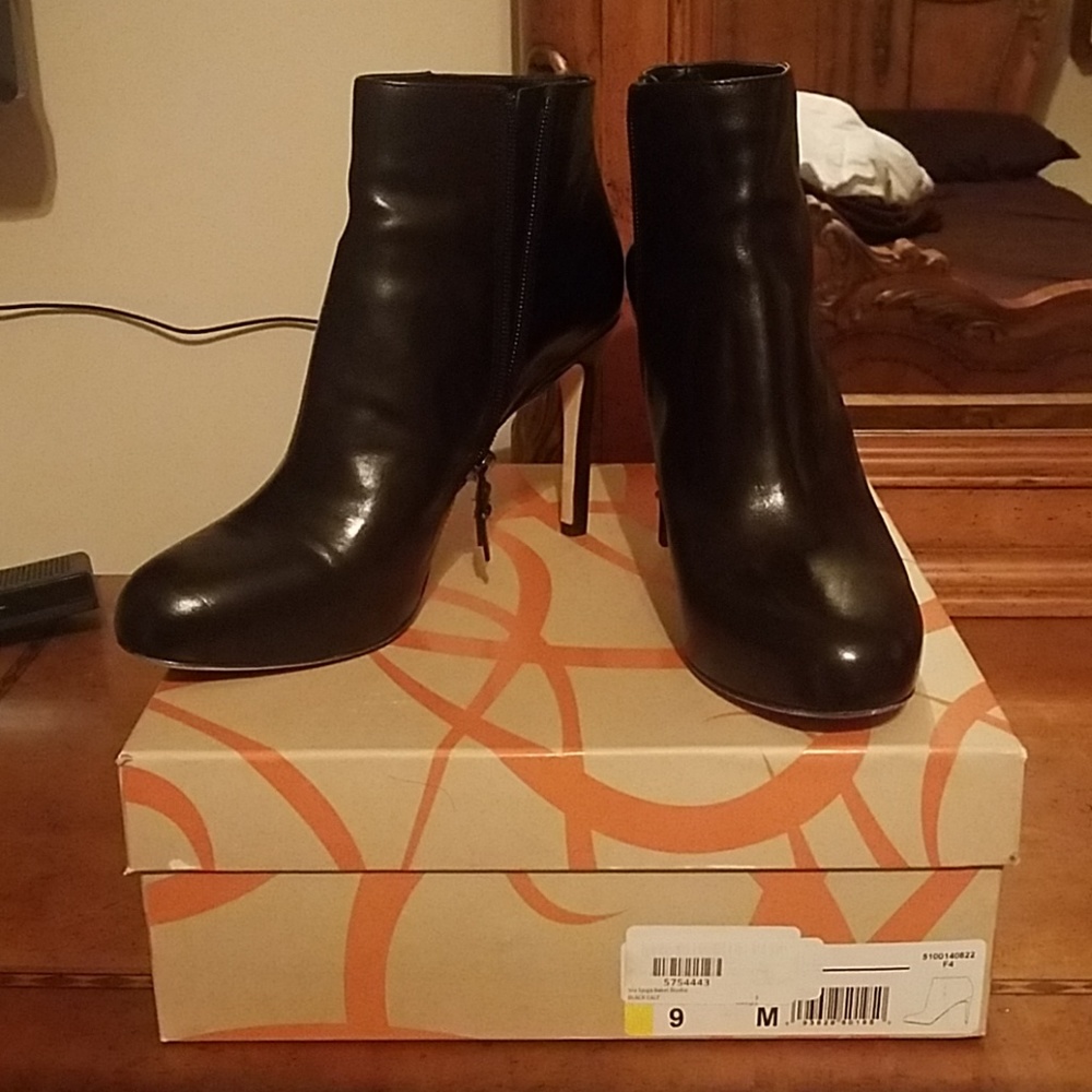 Black leather heel bootie